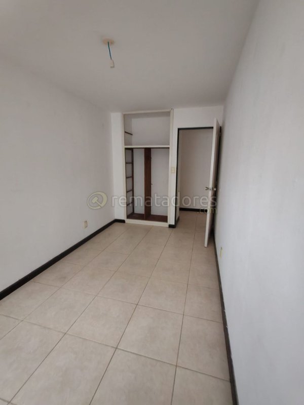 Remate de Apartamento: Dormitorio, Baño, Cocina y Balcón