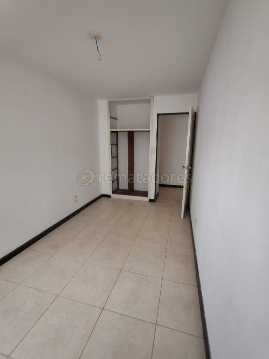 Remate de Apartamento: Dormitorio, Baño, Cocina y Balcón