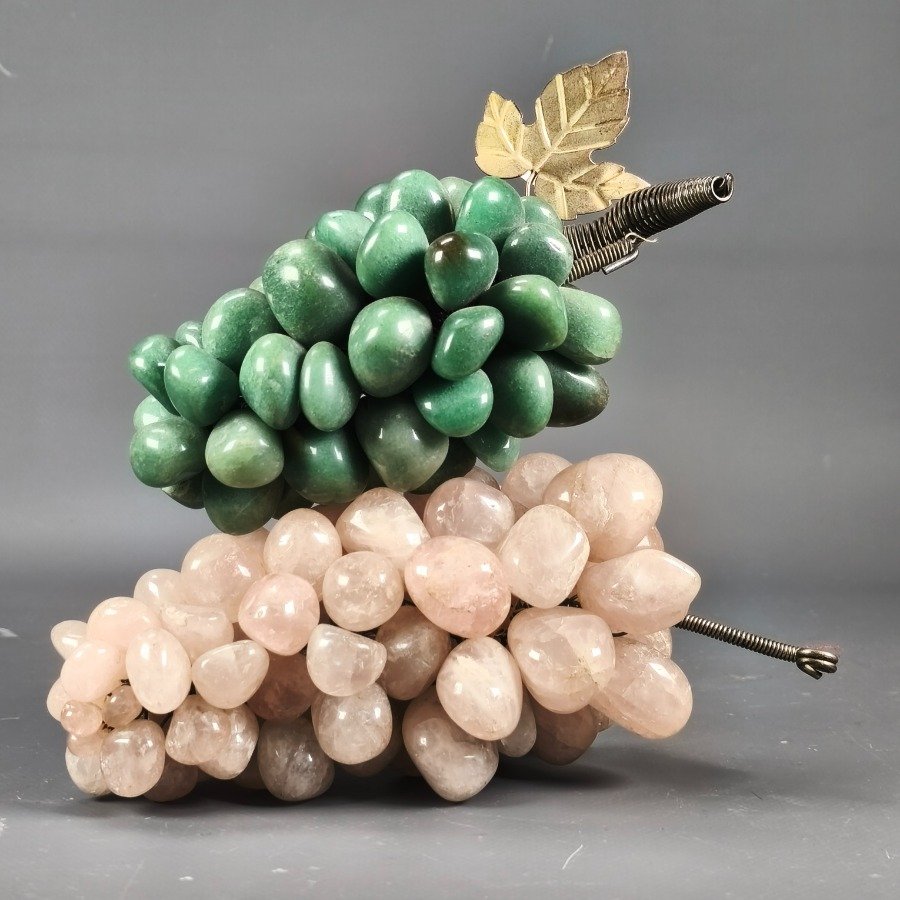 Dos racimos de uvas en piedras naturales, cuarzo verde y cuarzo rosa - imagen 2