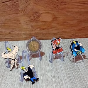 Lote siguiente: Lote de Medallas, Broches y Mini Espada Decorativa