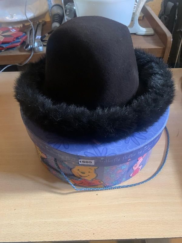 Lote anterior: Sombrero y caja de cartón decorada con aplique peludo sintético