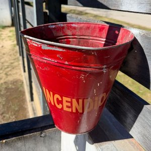 Balde Metálico Rojo para Incendios - Excelente Estado - imagen 2