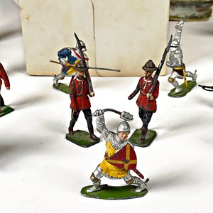 Set de Guerra con 17 Soldaditos de Plomo y Castillo Desplegable - imagen 2