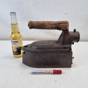 L 341 - 1 Pieza - Importante y antigua plancha a carbón en hierro fundido con mango de madera rústica, ideal para decoración (Medidas 22x10x21cm) - imagen 2