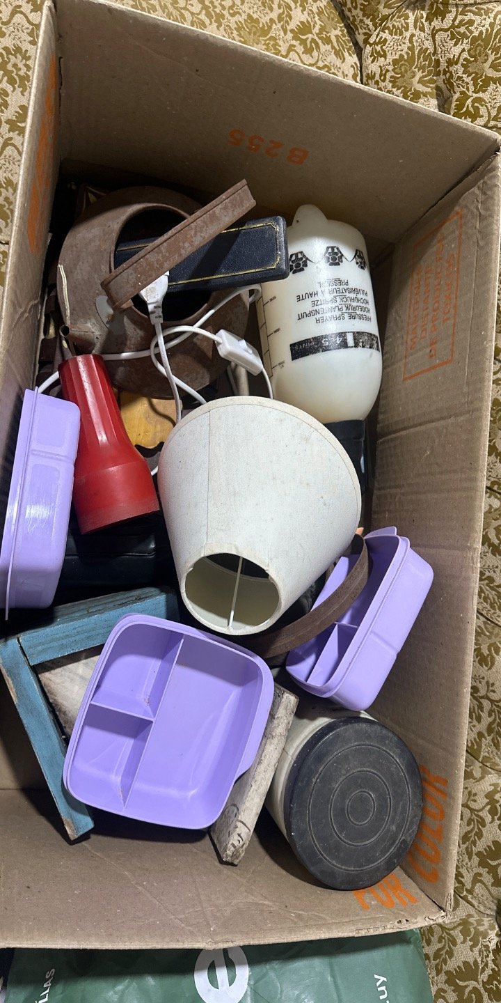Lote siguiente: Varios objetos de plástico y metal en buen estado