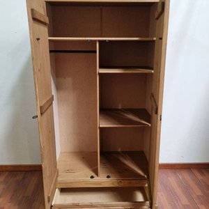 Ropero de madera tono castaño con puertas y cajón - imagen 2