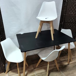 Juego de Comedor Estilo Eames: Mesa Negra Laqueada y 4 Sillas Blancas con Patas de Madera - imagen 6