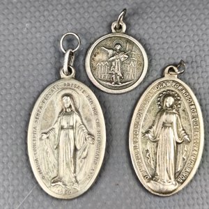 Lote de 3 Medallas Religiosas: Virgen María (2) y San Pancracio, Alpaca - imagen 2