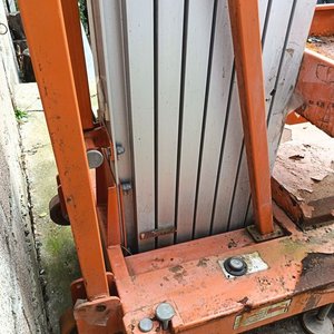 Elevador vertical de personal (Unipersonal) Eléctrico: Plataforma elevadora con canasto de seguridad y panel de control superior. Estructura compacta sobre ruedas, ideal para espacios reducidos en interiores o suelos nivelados - Sin Probar - imagen 3
