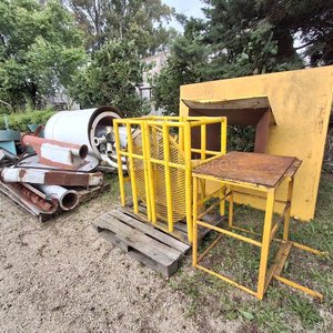Lote siguiente: Estructura Metálica Amarilla y Cilindros Industriales