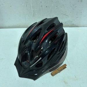 Lote siguiente: Casco de Bicicleta Negro con Detalles Rojos