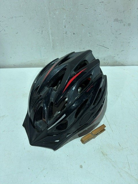 Casco de Bicicleta Negro con Detalles Rojos