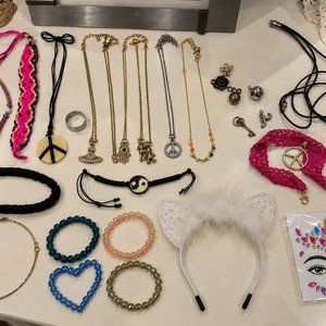Lote anterior: Lote de Collares, Pulseras y Accesorios Variados
