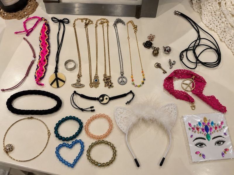 Lote de Collares, Pulseras y Accesorios Variados