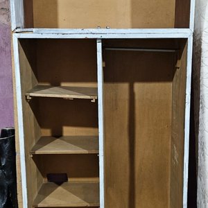 Lote siguiente: Placard de madera sin puertas