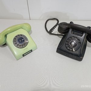 Lote de 2 teléfonos antiguos de mesa con disco giratorio: uno verde y uno negro - imagen 3