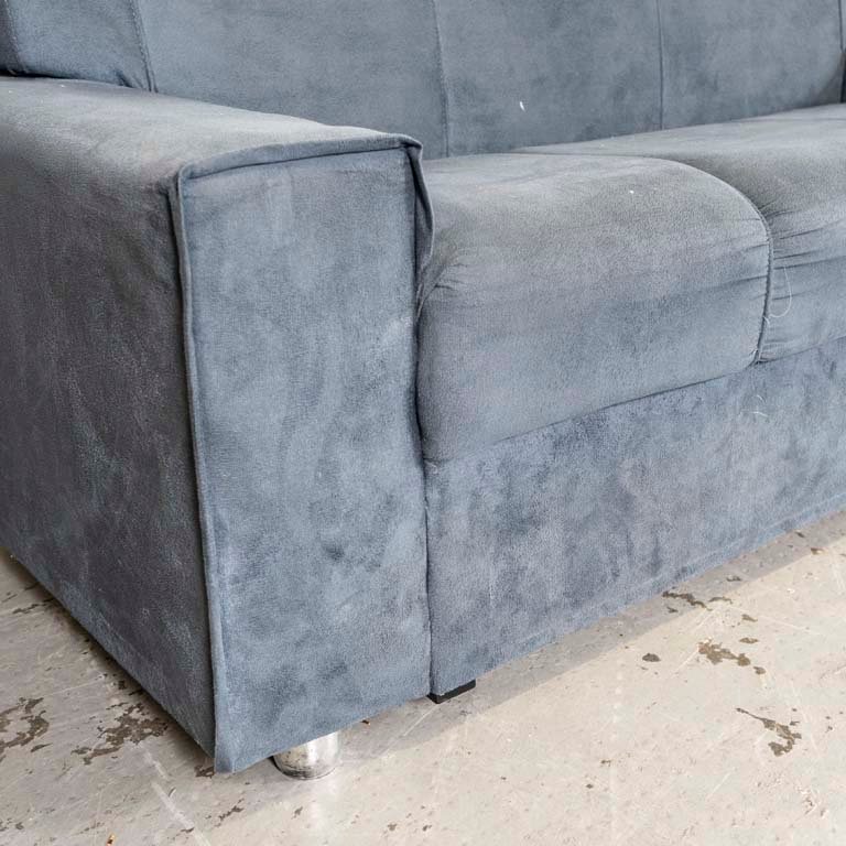 Sofá de tres cuerpos tapizado tela azul con patas de PVC - imagen 2