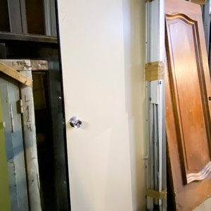 Una puerta con marco metalico desarmado - imagen 2