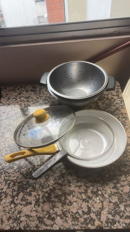 Sartén y accesorios de cocina en buen estado - imagen 5