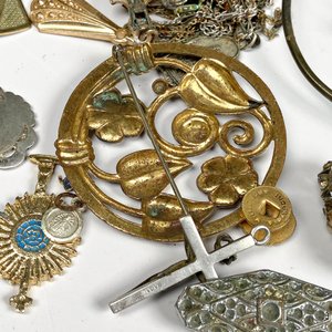 Lote de 57 Piezas de Bisutería: Cadenas, Caravanas, Prendedores y Colgantes - imagen 4
