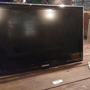 Lote anterior: Televisor Samsung LED 32" Modelo UN32C4000PD con Soporte Metálico Articulado