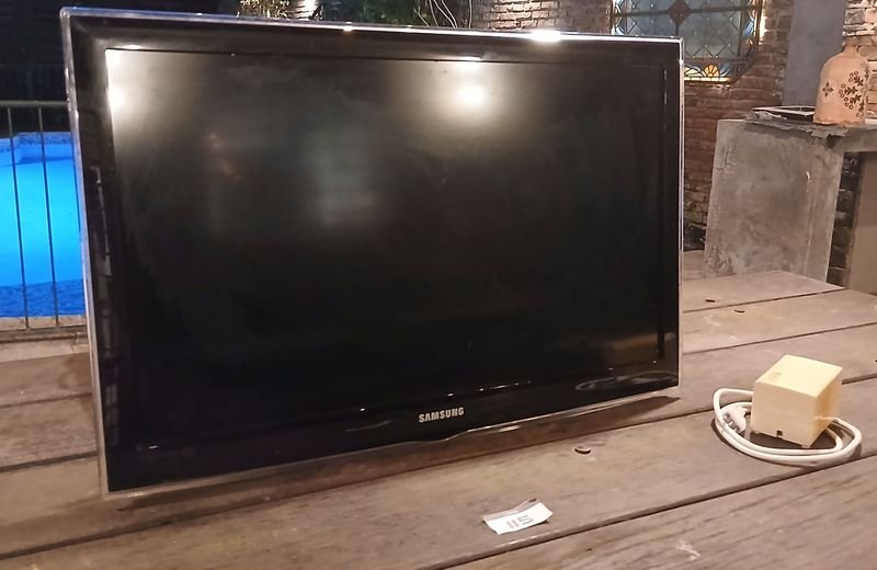 Televisor Samsung LED 32" Modelo UN32C4000PD con Soporte Metálico Articulado