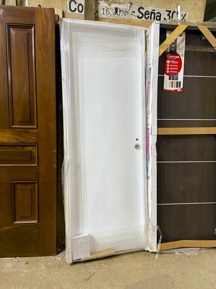 Una puerta interior mdf color blanco con detalle 203 x 74 cm