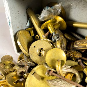 Lote de Artículos de Bronce: Medallones, Cadenas y Herrajes Varios - imagen 3