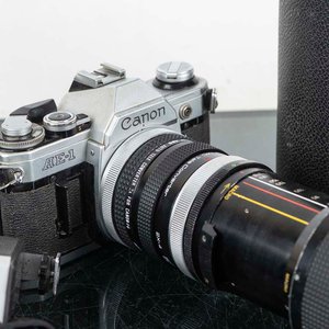 Cámara Canon AE-1 Analógica con Lente, Flash, Trípode y Estuche - imagen 2