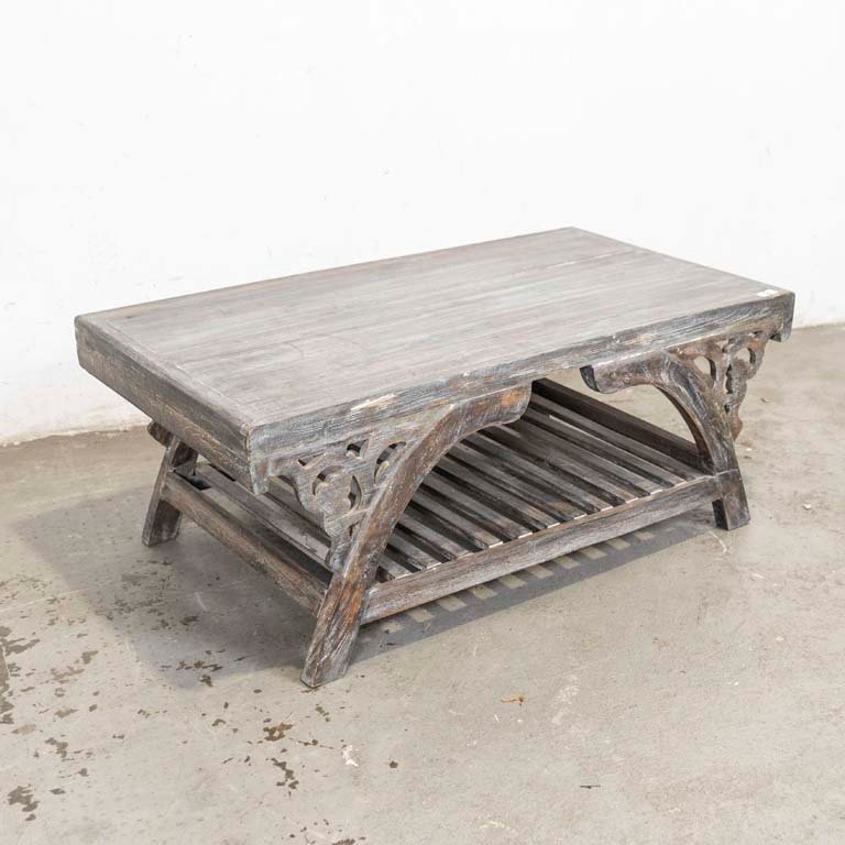 Lote siguiente: Mesa ratona de madera con diseño oriental