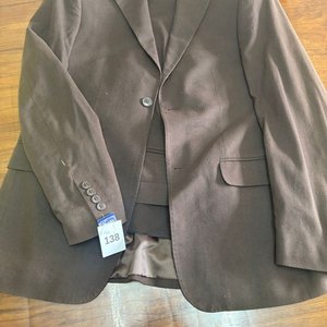 Lote siguiente: Traje Marrón Talle 48 Nuevo