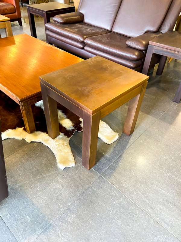 Juego de Muebles de Sala: Sofá de Cuero y Mesas de Madera - imagen 1