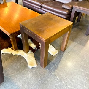 Juego de Muebles de Sala: Sofá de Cuero y Mesas de Madera - imagen 1