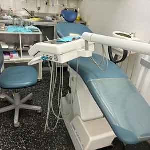 Sillón Dental Eléctrico Kerli Dent con Brazo de Luz, Mesa Auxiliar y Banqueta - imagen 2
