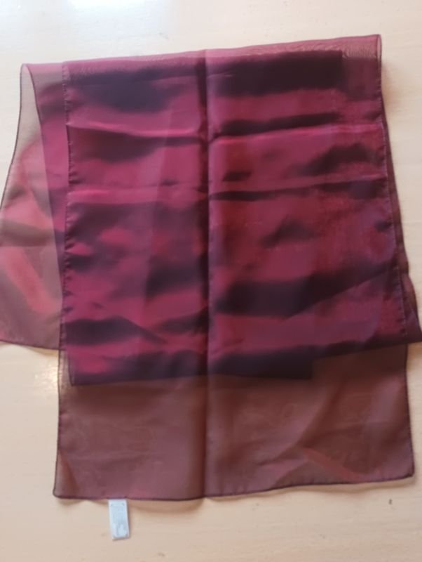 Lote siguiente: Pashmina de seda Translucida bordeaux