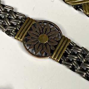 Tres Pulseras Metálicas con Diseños Florales y Animales - imagen 3