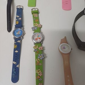 Lote de 11 Relojes Variados: Rosado, Verde, Negro y Más - imagen 2