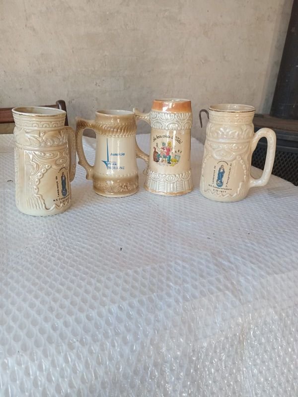 Lote de 4 Jarras Cerveceras Antiguas con Relieves