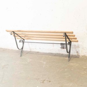 Lote siguiente: Perchero de Hierro y Madera con Detalle Artesanal