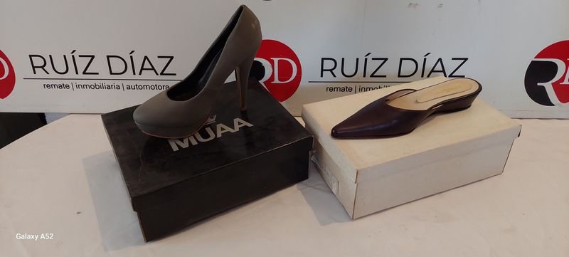 Lote siguiente: Zapatos de tacón alto negro