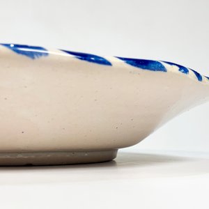 Plato Hondo de Cerámica Talavera El Carmen Blanco y Azul Decoración Floral - imagen 3