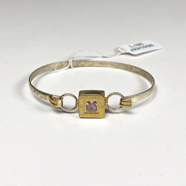 Pulsera Rígida de Plata con Piedra Rosa y Detalle BVLGARI