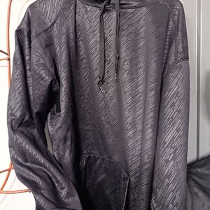Lote siguiente: Buzo Canguro Negro Brillante con Estampado