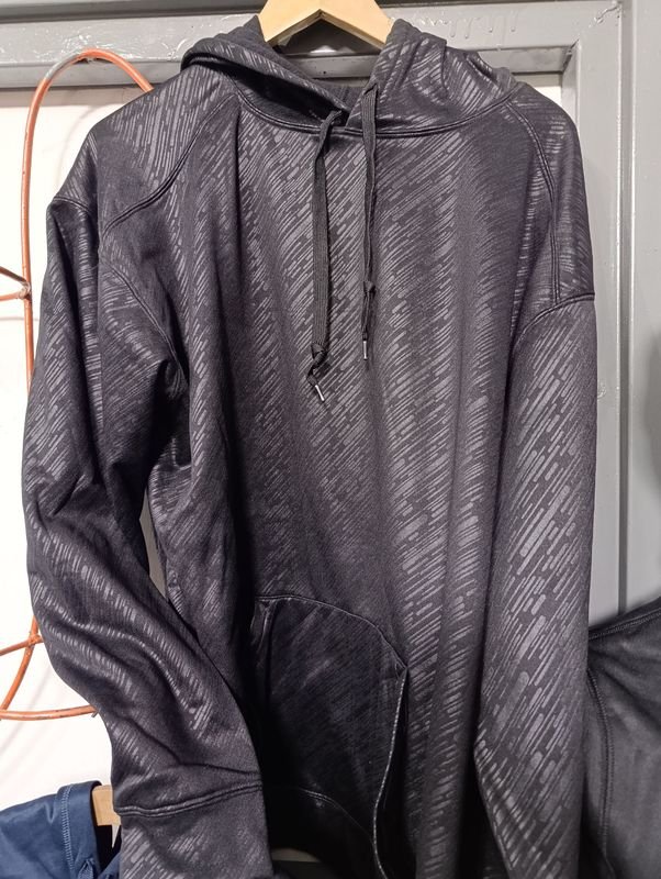 Buzo Canguro Negro Brillante con Estampado