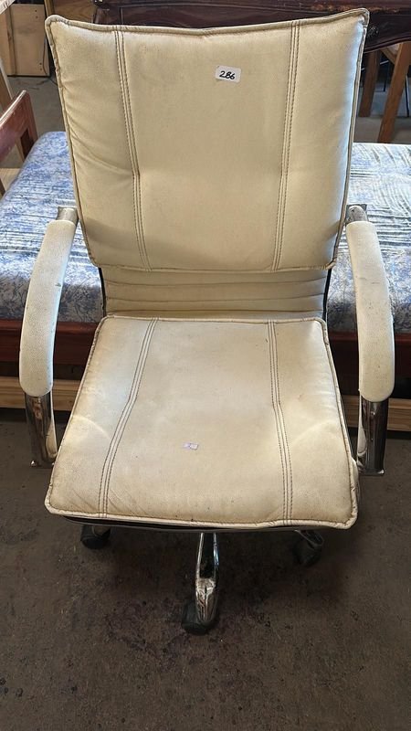 Silla de escritorio blanca en buen estado - imagen 2
