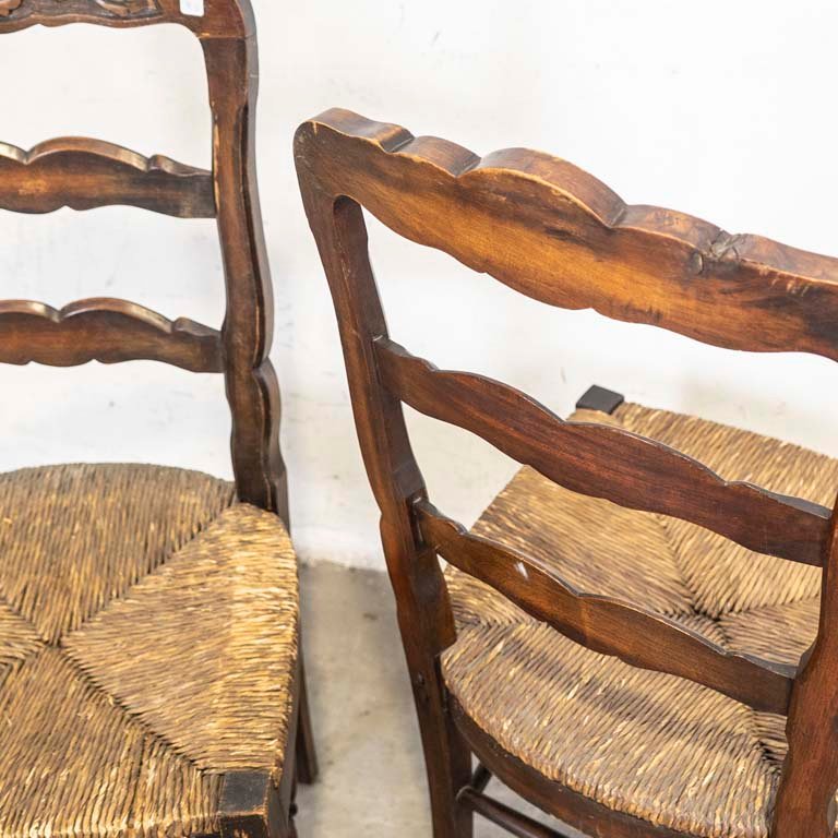 Sillas Provenzales Antiguas con Diseños Tallados y Asientos de Cardo - imagen 3