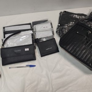 Lote siguiente: Lote de 16 Accesorios de Moda: Carteras, Billeteras y Porta Celulares en Eco Cuero Negro
