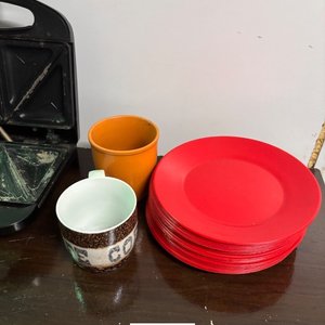 Sandwichera Eléctrica con Tazas y Platos Rojos - imagen 2