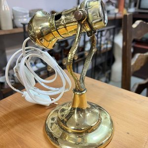 Lámpara de Escritorio de Bronce con Brazo Curvo y Base Circular - imagen 5