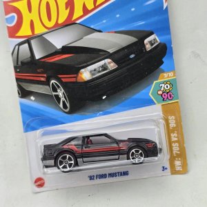 Hot Wheels Ford Mustang '92 Negro Escala 1:64 - imagen 2